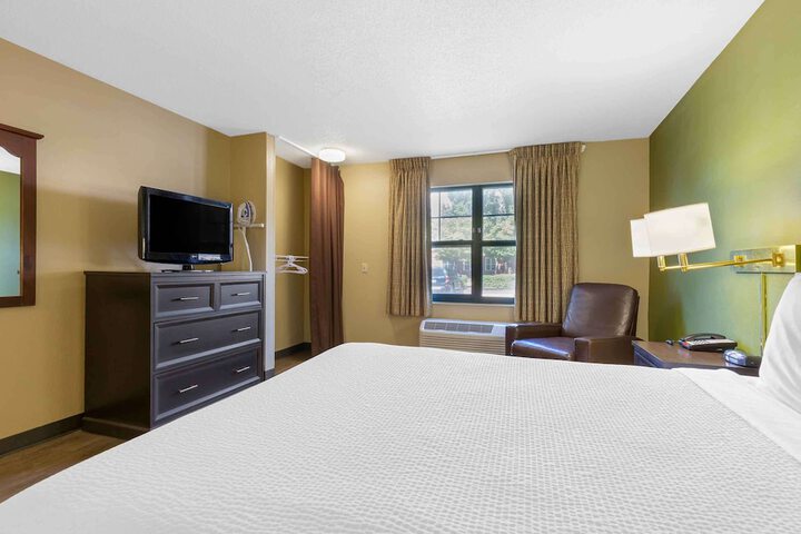 Queen Bed Kitchen (3 of 10)