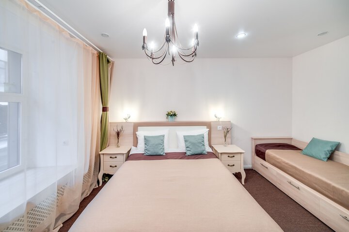 Room 9 of 16