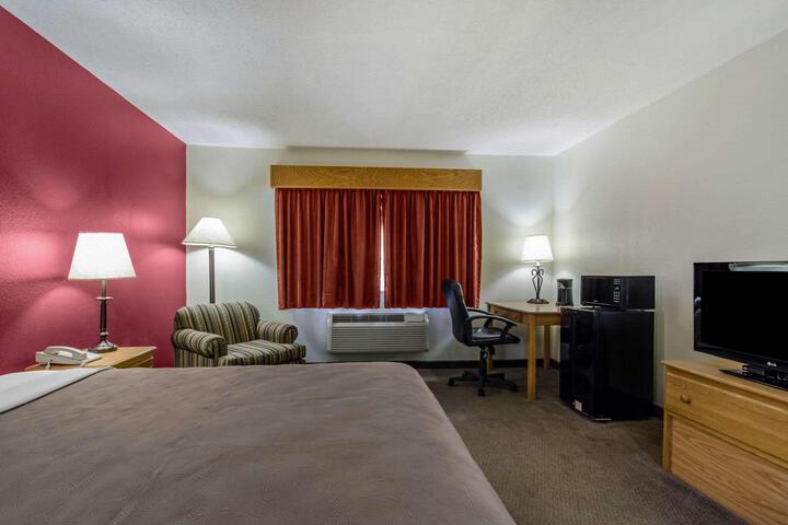1 King Bed Accessible (9 of 9)