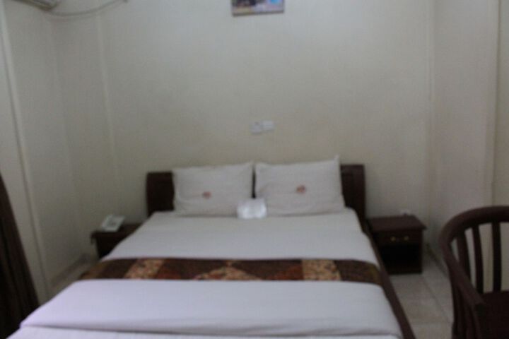 Room 8 of 33