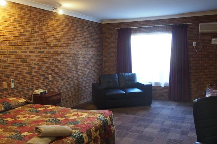 Room 10 of 37