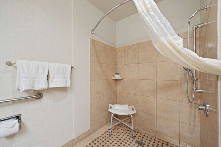 2 Queen Beds High Speed Internet Accessible Microwave and Refrigerator Safe Full Breakf (29 of 34)
