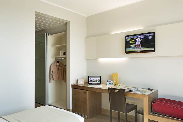 Room 28 of 64