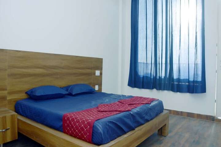Room 10 of 16