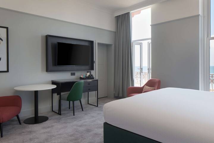 Room 30 of 182