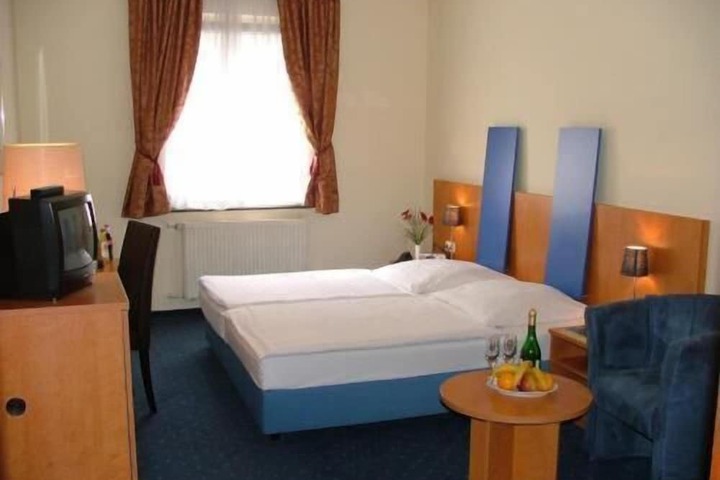 Room 4 of 43