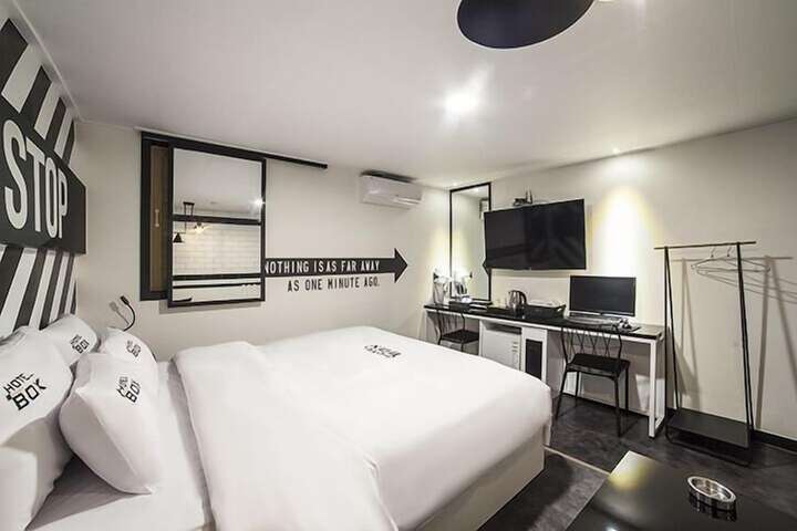 Room 2 of 7
