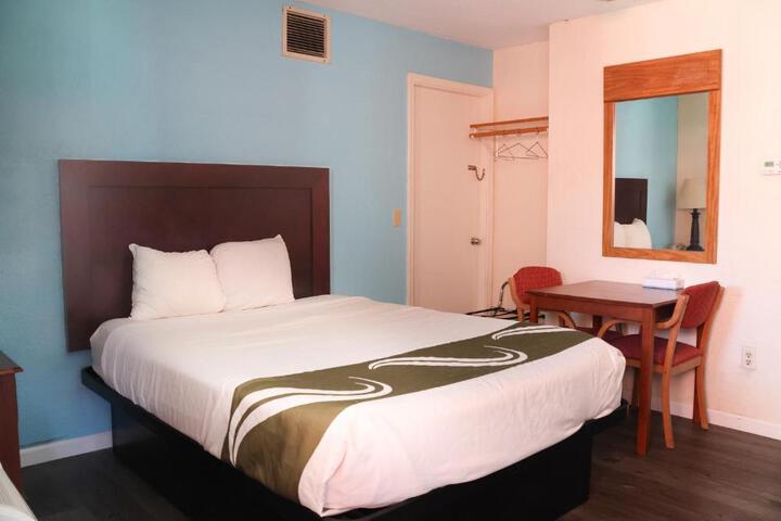 2 Queen Beds (1 of 7)