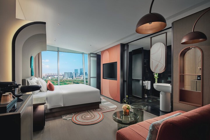 Room 3 of 93