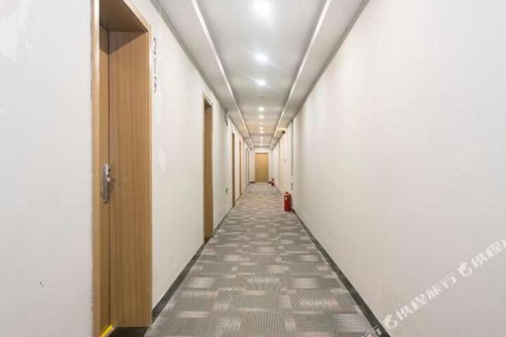 Jiayi Hotel (Jinan Daming Lake Furong Street Branch)