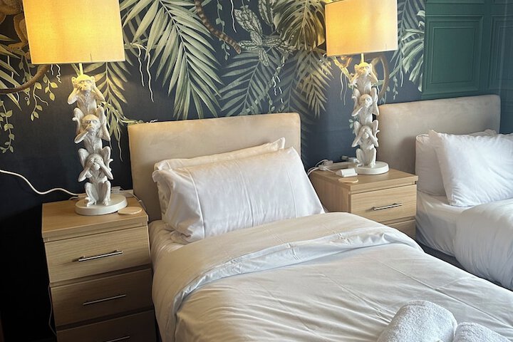 Room 102 of 171