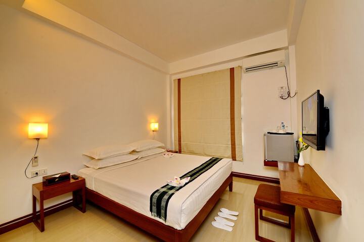 Room 8 of 80
