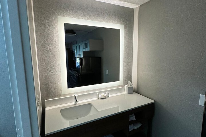 2 Queen Beds (2 of 13)