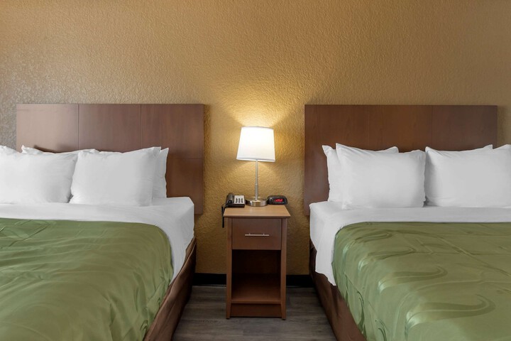 2 Queen Beds (5 of 9)