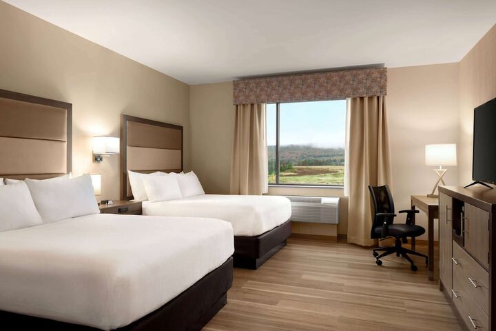 2 Queen Beds (5 of 8)