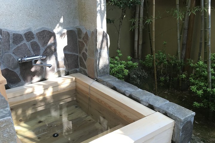 Deep soaking bathtub