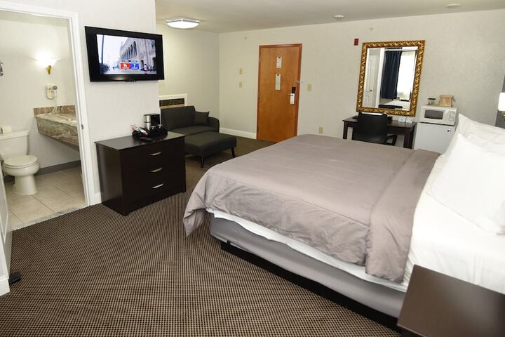 1 King Bed (6 of 33)