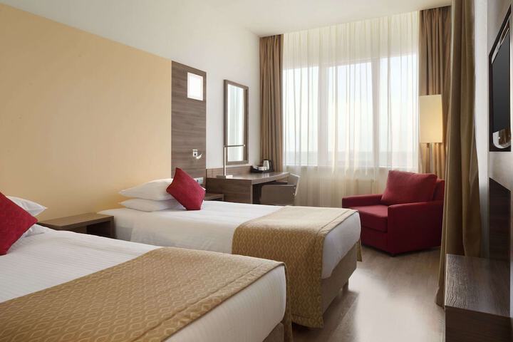 Room 30 of 83