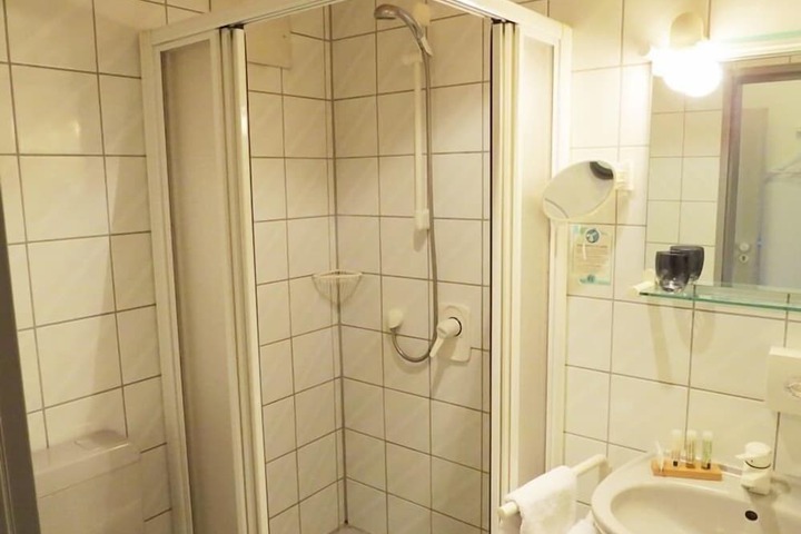 Room 21 of 40