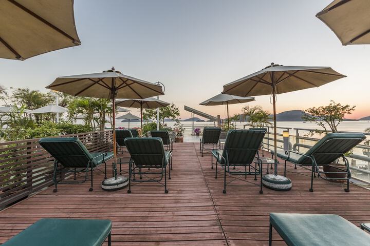 Sundeck 49 of 56