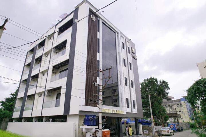 Hotel V R Grand