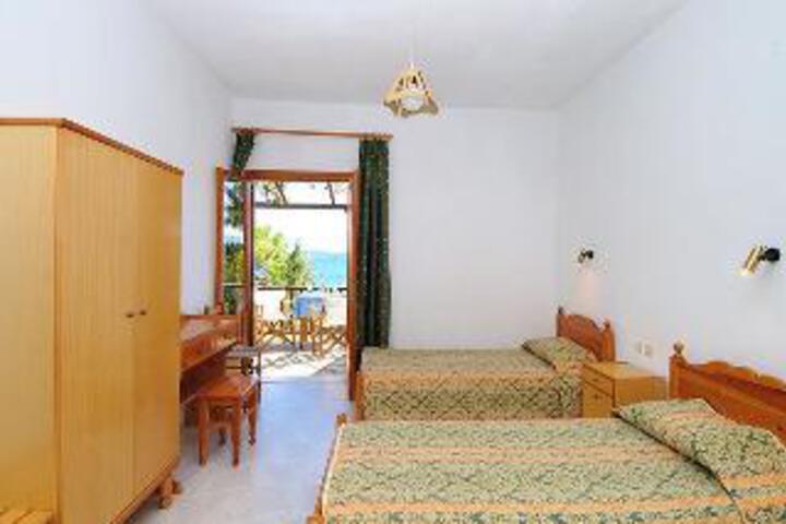 Room 5 of 12