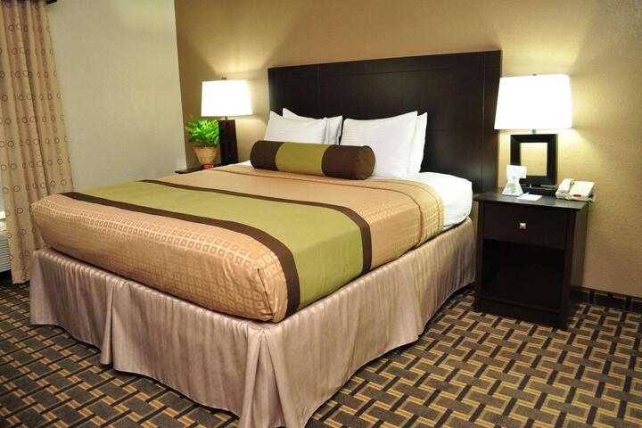 1 King Bed Living Area Wet Bar Microwave and Refrigerator WiFi Full Breakfast (4 of 15)