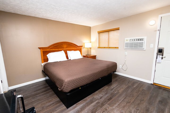 Basic Single Room 1 King Bed (1 of 4)