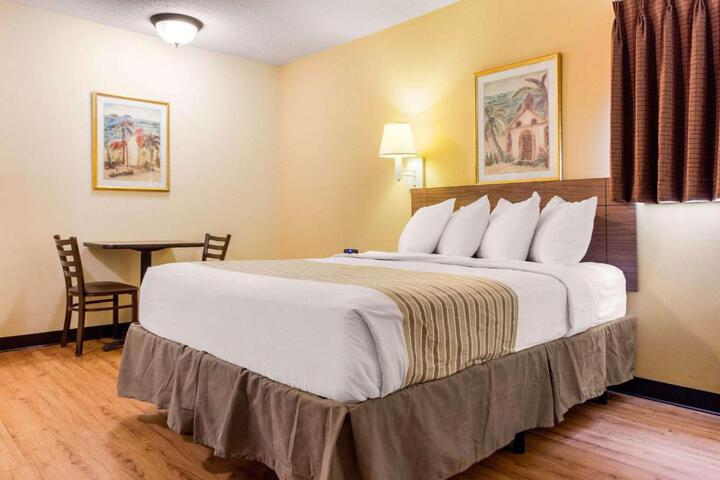Double Deluxe Queen Bed (1 of 2)