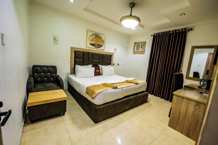 Room 11 of 32
