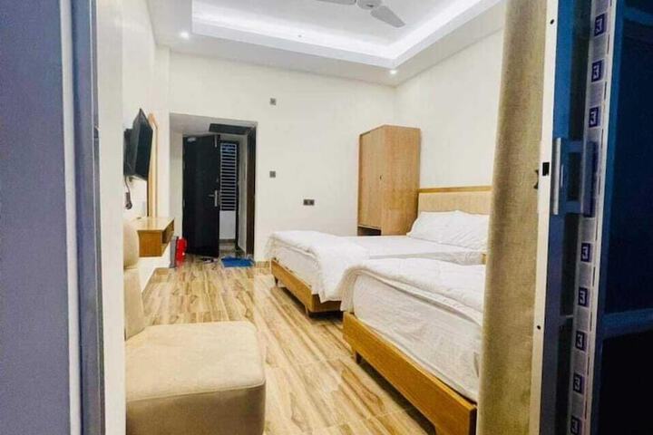 Room 5 of 11
