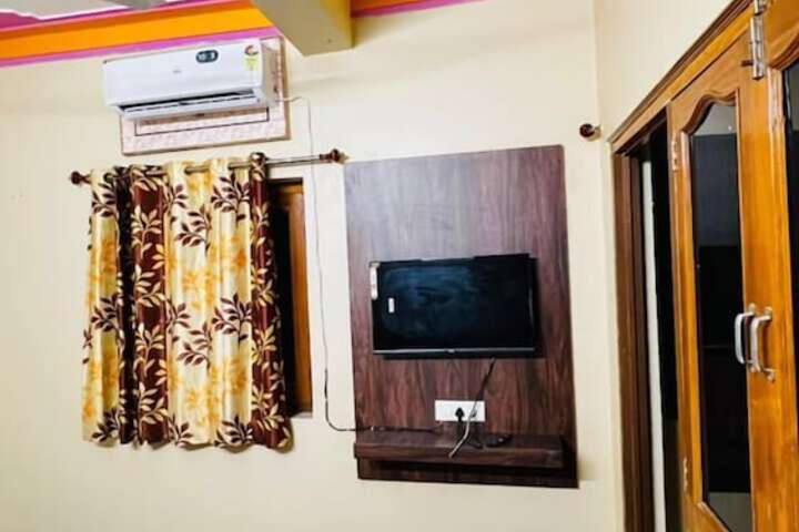 Room 6 of 14