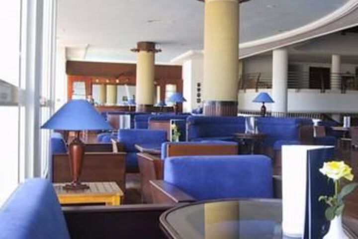 Lounge 23 of 54