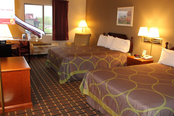 2 Queen Beds (1 of 10)