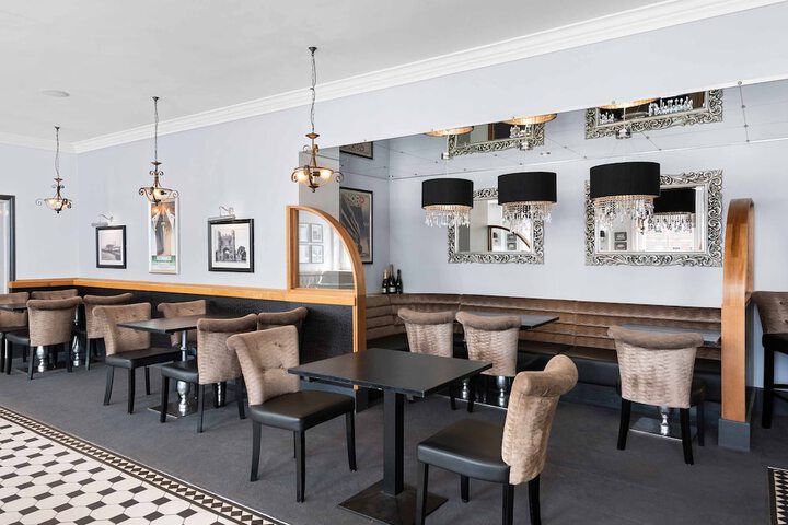 Lounge 106 of 129