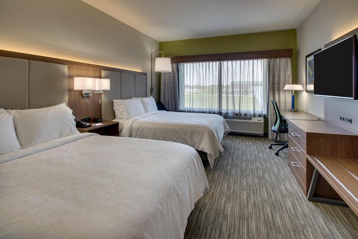 2 Queen Beds (1 of 15)