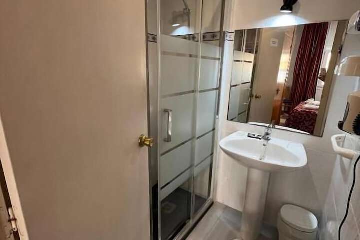 Room 6 of 11