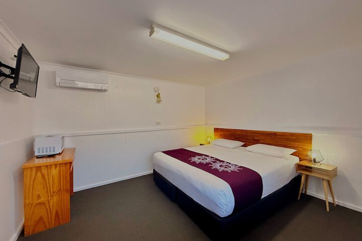 Room 8 of 32