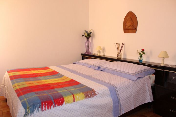 Room 2 of 27