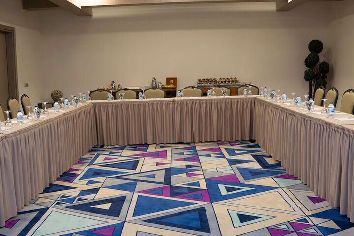 Business Center 221 of 254