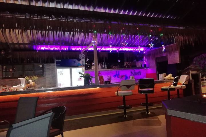 Lounge 104 of 137