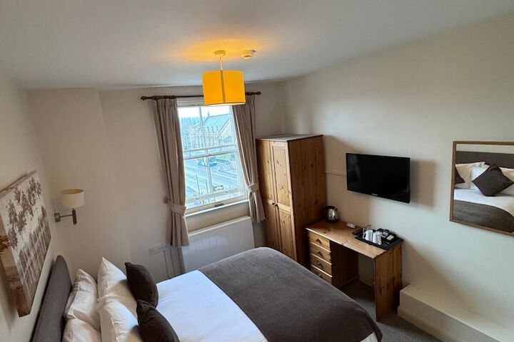 Room 10 of 17