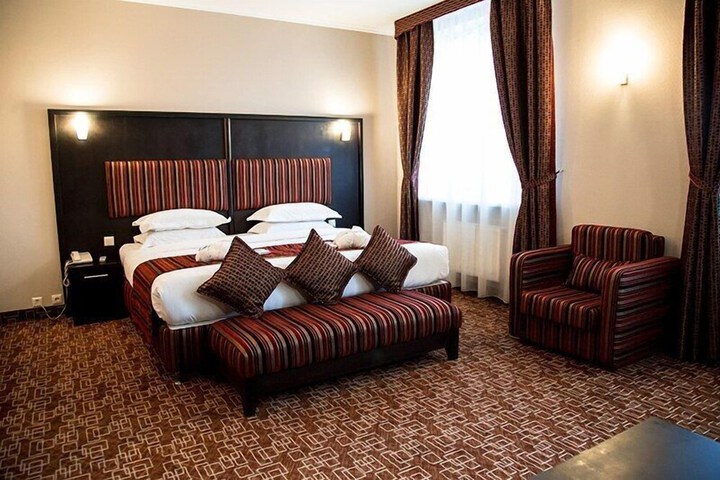 Room 11 of 22