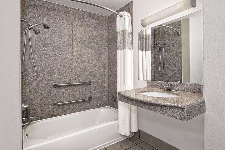 1 King Bed Mobility Hearing Accessible Room Bathtub with Grab Bars (5 of 17)