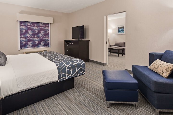 1 King Bed Microwave and Refrigerator Shower Only Full Breakfast (14 of 14)