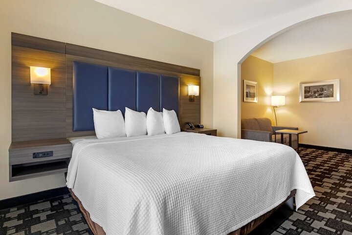 1 King Bed Microwave, Refrigerator High Speed Internet Accessible Full Breakfast (6 of 19)