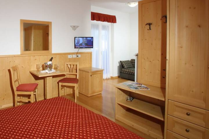 Room 8 of 33