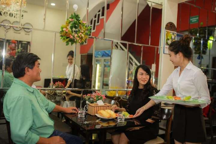 Dining 37 of 48