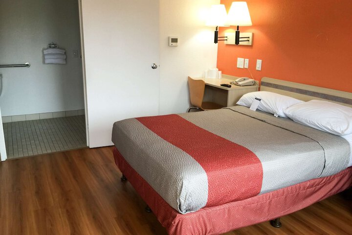 1 Queen Bed (2 of 7)