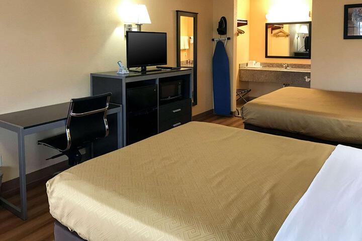 2 Queen Beds (1 of 6)